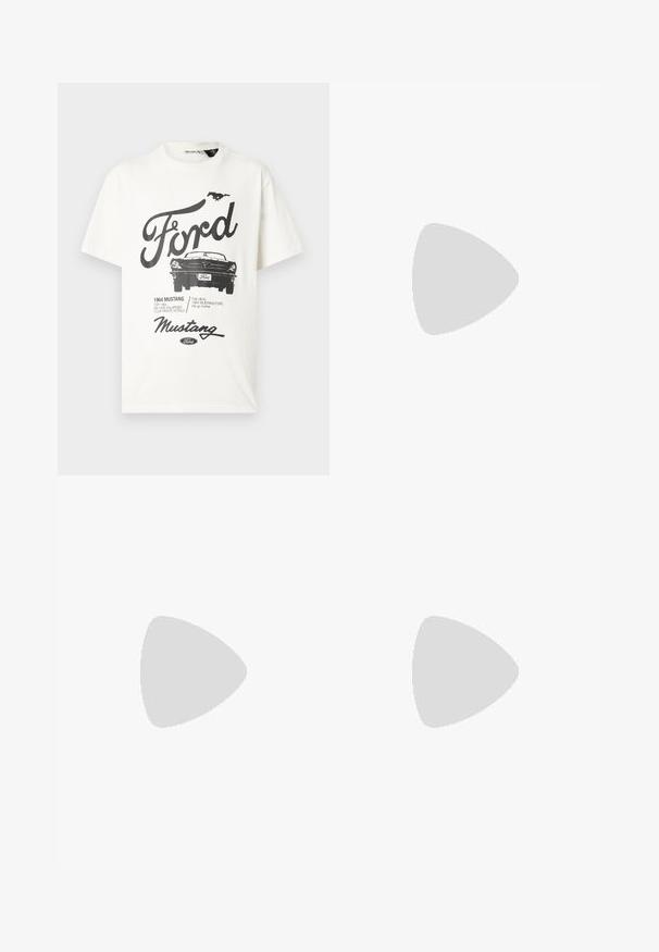 Weißes T-Shirt mit schwarzem Vintage-Print des Ford Mustang, inklusive der Frontansicht des Mustang, dem galoppierenden Pferdelogo und Text zum Mustang-Modelljahr 1964.; Dunkelblaue Schlagjeans aus Denim, mit einem Taillenbund und Knopfverschluss, vier Taschen und einer strukturierten Oberfläche.; Schwarze Ankle Boots mit einer strukturierten Oberfläche, ausgestattet mit Schnürung vorne, robustem Gummisohle und einer Zuglasche hinten für einfaches An- und Ausziehen.; Brauner Ledergürtel, zusammengerollt mit einer silbernen Schnalle, auf der "JACK & JONES" eingraviert ist, vor weißem Hintergrund.