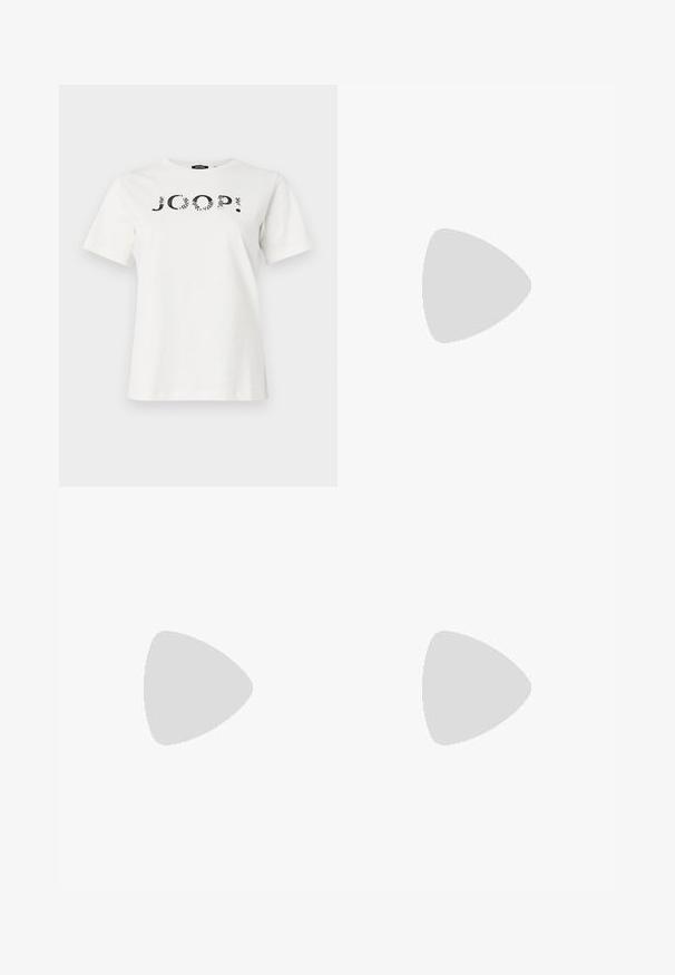 Wit katoenen T-shirt met een zwarte grafische print van het woord "JOOP!" aan de voorkant. Ronde halslijn en korte mouwen.; Blauwe high-waisted jeans met een rechte-pijpen-snits, gemaakt van denim, met vijf zakken en details in goudkleurige hardware.; Bordeauxrode lakleren hoge hakken met puntige neus, enkelband gesp en T-band detail op een neutrale achtergrond.; Zwarte leren schoudertas in halve maanvorm met verstelbare band, gouden ritssluiting en decoratieve leren bladvormige kwastjes aan één kant.
