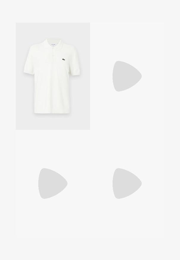 Hvid polo shirt lavet af glat bomuldsstof med en klassisk krave, tre-knaps placket og et lille grønt krokodillelogo på brystet.; Marine-stribede bukser lavet af et tekstureret stof, med knaplukning, to for-pleats og lige ben-design.; Sorte læder slip-on dress sko med lav hæl og subtil Calvin Klein logo på siden, vist i profil på en hvid baggrund.; Sort tekstureret lædermappe med dobbelte håndtag og sølv lynlås, centreret på hvid baggrund.