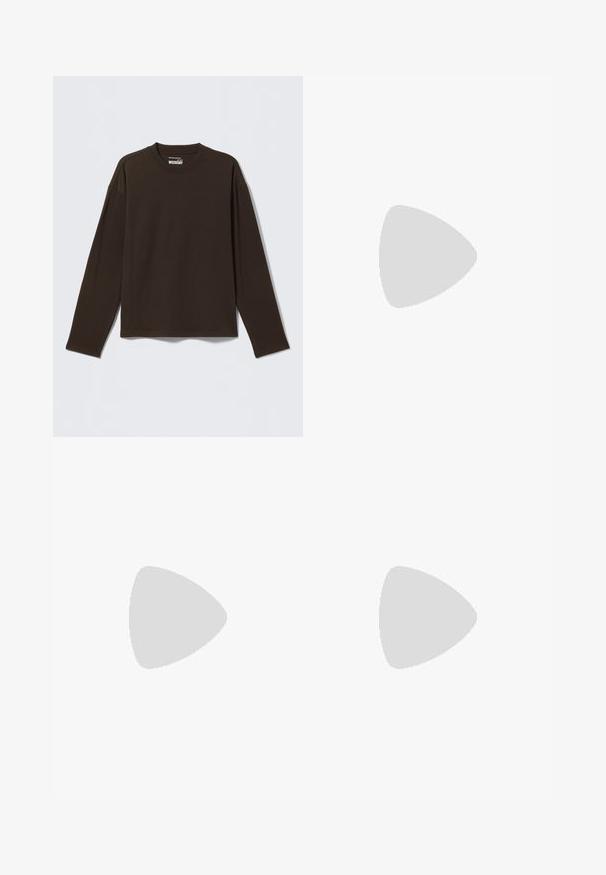 Donkerbruine longsleeve met ronde hals en rechte zoom, plat gelegd op een lichtgrijze achtergrond.; Wijdbenige zwarte denim jeans hebben een hoge taille, vijf zakken en een knoopsluiting. De stof heeft een zachte, gestructureerde afwerking.; Zwarte leren derby schoenen met een strak ontwerp, ronde neus en een getextureerde rubberen zool met diepe groeven voor grip.; Ray-Ban zonnebrillen met groene lenzen, zwarte plastic monturen en gouden accenten aan de randen. Vierkante vorm met een matte afwerking.