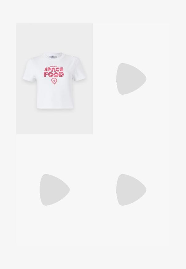 Λευκό βαμβακερό t-shirt με κόκκινο γραφικό κείμενο που γράφει "SPACE FOOD" με μια καρδιά ως έμφαση, κοντά μανίκια και στρογγυλή λαιμόκοψη.; Σκούρο μπλε τζιν παντελόνι με φαρδιά μπατζάκια, εμπρόσθιες τσέπες, θηλιές για ζώνη, κούμπωμα με κουμπί και φερμουάρ, παρουσίαση σε λευκό φόντο.; Λευκά αθλητικά παπούτσια με επίπεδη σόλα, με λεία συνθετική επιφάνεια, στρογγυλή μύτη, μαλακή κολόνα και υφασμάτινη σόλα. Διαθέτουν ετικέτα λογότυπου σε αντίθεση.; Μαύρη τσάντα χειρός με πλισέ υφή, διαθέτει ασημί μεταλλικά στοιχεία, καμπύλη σχήματος και έναν ρυθμιζόμενο ιμάντα. Κλείσιμο με φερμουάρ στην κορυφή.