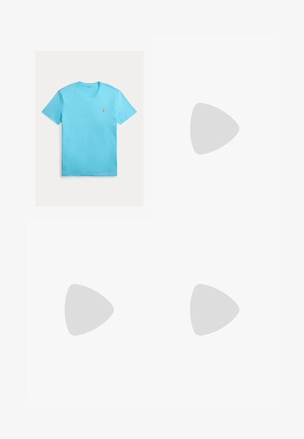 Hellblaues Baumwoll-T-Shirt mit Rundhalsausschnitt, kurzen Ärmeln und einem kleinen orangefarbenen, gestickten Logo auf der linken Brust. Glatte Textur.; Schwarze Jogginghose mit umgeschlagenen Bündchen, Tunnelzug in der Taille, Seitentaschen und kleinem weißen Polo-Spieler-Logo am rechten Oberschenkel.; Schwarze Wildleder-Sneaker mit weißen Schnürsenkeln, roten Akzenten an der Ferse und einem kleinen roten Logo. Sie verfügen über eine flache Gummisohle und einfache Nähte.; Schwarze Plastiksonnensonnenbrille mit matter Oberfläche und dunklen Gläsern. Rote Akzentstreifen an den Bügeln. Logo auf einem Arm. Quadratisches Rahmen-Design.