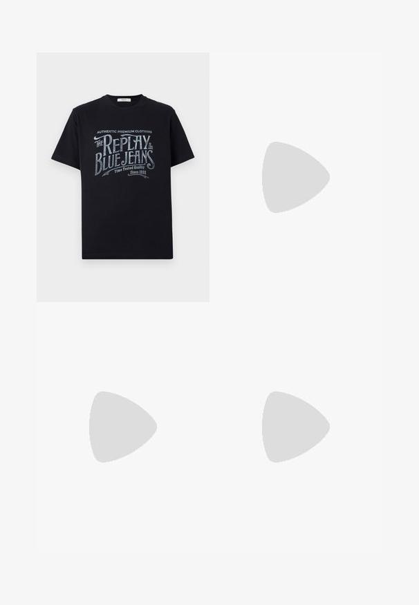 Schwarzes Baumwoll-T-Shirt mit kurzen Ärmeln und rundem Halsausschnitt, mit einem grafischen Textdesign im Vintage-Stil in Weiß und hellblau auf der Vorderseite.; Helle blaue Jeans aus Denim mit geradem Bein, ausgestattet mit fünf Taschen, einem Knopfverschluss und subtilen Ausbleichungen auf dem Stoff.; Schwarze Leder-Sneaker mit weißen Streifen, strukturiertem Gummisohle und Schnürung. Verfügt über ein Markenetikett auf der Zunge.; Schwarze weiche Stofftragetasche mit breiten Griffen und einem dünnen schwarz-weißen geflochtenen Schulterriemen.