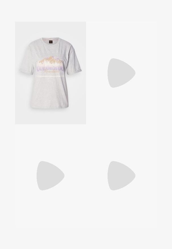 T-shirt en coton gris clair à manches courtes, avec un graphisme de montagne et du texte en violet et beige. Encolure ronde, coupe décontractée.; Jean large en denim bleu clair avec un délavage, doté d'une fermeture éclair, de cinq poches et de coutures contrastantes.; Bottine noire à bout pointu, en matériau texturé imitant les cheveux, avec un panneau latéral à nervures et un petit talon carré. Un design simple et moderne.; Sac d'épaule rectangulaire en cuir noir avec une petite plaque logo "HUGO" en or et une seule fine bandoulière.