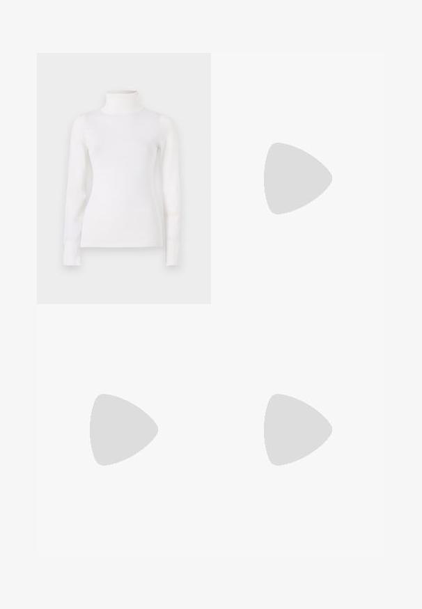 Pull en col roulé blanc, taille ajustée, manches longues, texture douce, tissu lisse, detailing minimal, poignets et col côtelés.; Jean en denim foncé évasé avec taille haute, présentant des surpiqûres orange et deux poches avant. Texture lisse, finition soignée, design classique.; Ballerines en cuir noir avec un bout rond, texture lisse, détails de couture minimalistes et design de semelle flexible.; Sac à main en forme de croissant en daim rouge foncé avec rabat en cuir lisse, poignée en chaîne dorée et bandoulière en cuir réglable sur fond blanc.