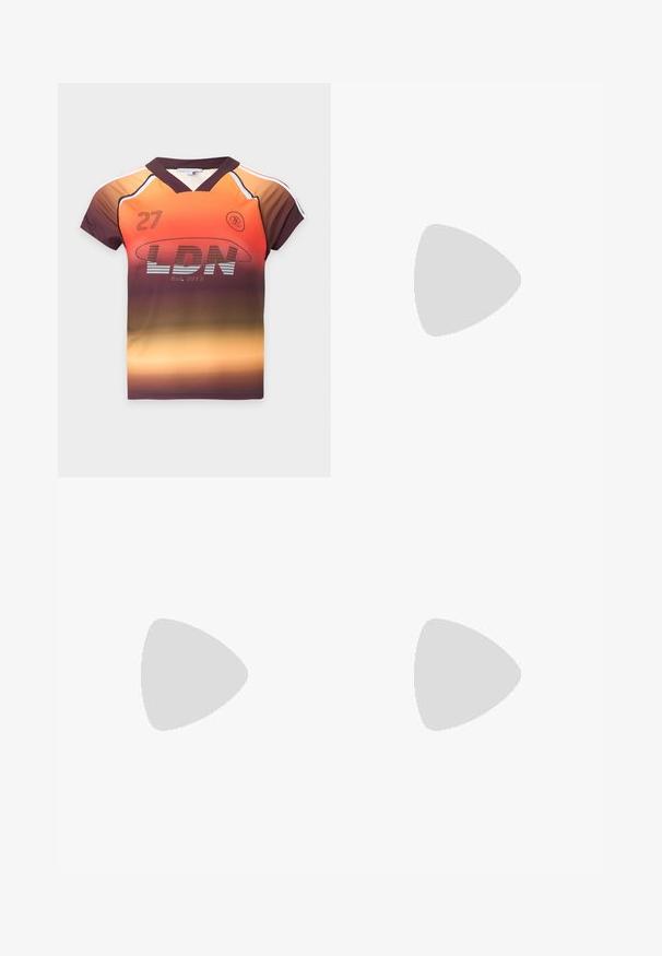 Lühikeste varrukatega spordisärk V-kaelusega, oranži, pruuni ja kollase tooni gradientvärvusega, millel on number "LDN," 27 ja logodetailid.; Jaded London LIGHT WASH JUMBO JORTS - Lühikesed teksad - light wash; Must musta ja hele roosa nubuckist korterid kummist tallaga, elastsed rihmad, ümar nina ning tekstureeritud kummitald, mille esiosas on väike logo.; Must mustaga nahk käekott, millel on kaks ülemist sangad, eemaldatav õlavarre rihm, ümar kuju ning silmapaistvalt reljeefne "PUMA" logo.