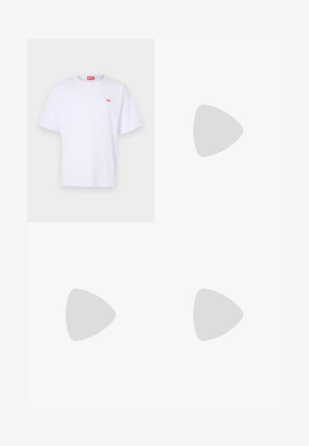Camiseta de algodón blanca con mangas cortas, cuello redondo y un pequeño logo rectangular rojo de Diesel en el lado izquierdo del pecho.; Pantalones cortos de mezclilla azul claro con un corte clásico, ligero desvanecimiento, diseño de cinco bolsillos y costuras tono cobre. Presentan un cierre frontal con botón.; Zapatilla baja blanca con talón negro, cierre con cordones, perforaciones sutiles y el logo "BOSS" en el costado, mostrada desde el perfil exterior.; Gafas de sol de plástico transparente con lentes marrones rectangulares, que cuentan con finas varillas transparentes y acentos metálicos en las patillas.