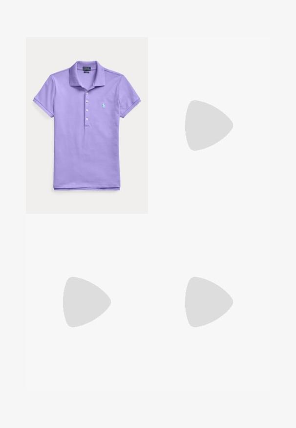 Lyse lilla polo shirt med korte ærmer og krave, fire hvide knapper og et lille broderet lyseblåt hestelogo på venstre bryst.; Hvide jeans med vide ben og små flerfarvede flagmønstre spredt ud over stoffet, forlommer og knaplukning.; Sort flad sko med rund tå, nitterdesignet med metalliske accenter og en spænde-rem over vristen.; Lyserød mesh håndtaske med beige viklet håndtag, aftagelig beige rem og "tommy jeans" hvidt logo centreret foran.