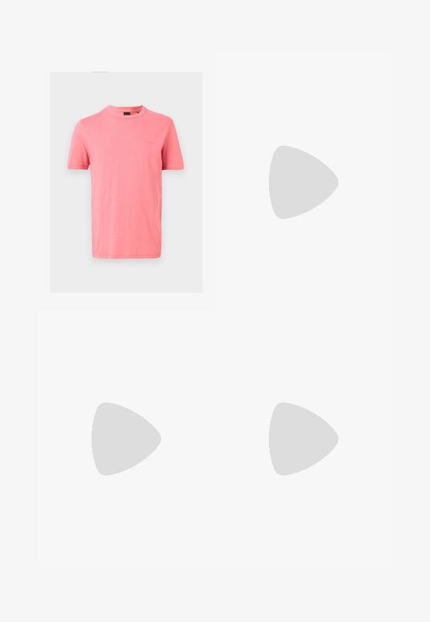 Camiseta lisa coral rosa de manga corta con cuello redondo y sutil logotipo de la marca en relieve en el pecho izquierdo sobre fondo blanco.; Pantalones de un tejido beige claro con un patrón de cuadros en marrón oscuro y azul marino, con corte recto y cinturilla estándar.; Zapato de vestir para hombre de cuero negro con cordones en la parte delantera y tira roja en el talón sobre un fondo liso.; Cinturón de cuero negro con hebilla plateada y detalle de costura roja, enrollado sobre un fondo claro y liso.