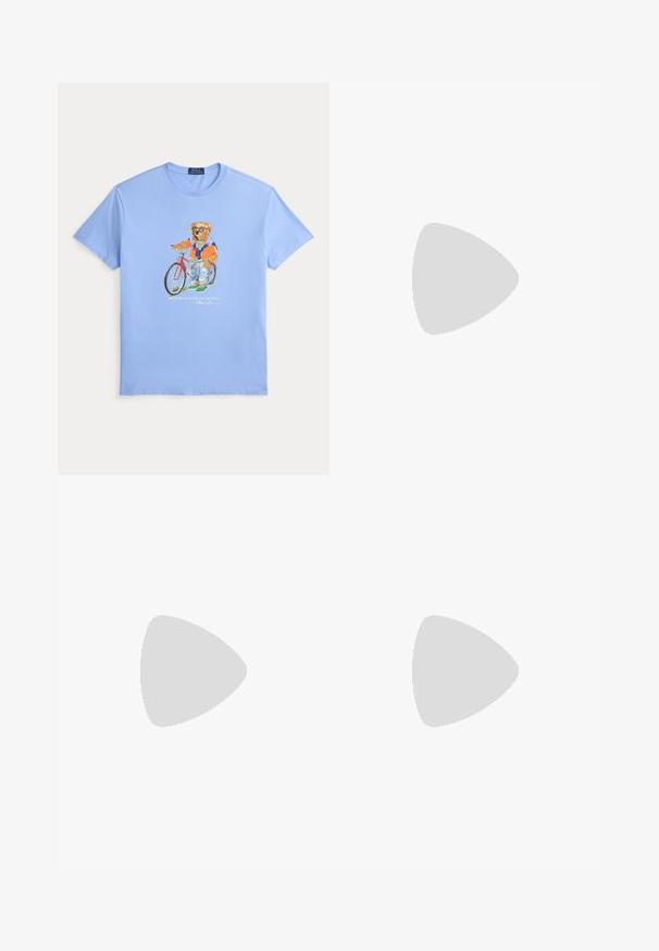 Camiseta azul clara con un gráfico de un oso con gafas de sol y ropa casual junto a una bicicleta roja.; Pantalones cortos blancos para hombre con cinturilla elástica, cierre de botón, bolsillos laterales y pequeño logo oscuro cerca del dobladillo inferior en una pierna.; Zapatilla blanca de caña baja con suela marrón, lengüeta azul en el talón, cordones y logo dorado de Polo Ralph Lauren en el lateral.; Gafas de sol negras con montura redondeada, lentes gris oscuro y detalles rojos en las patillas. Presenta un branding mínimo en la varilla.