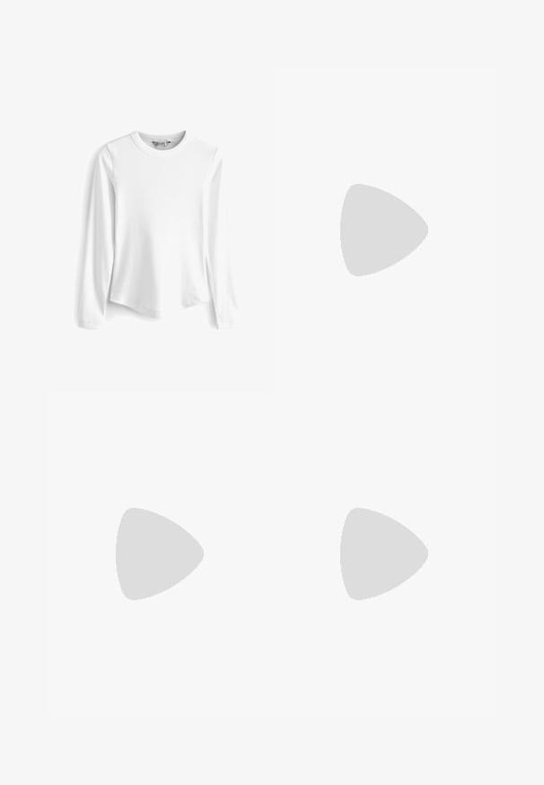 T-shirt à manches longues blanc en côtelé avec un col rond. Doté d'une coupe décontractée et d'une texture lisse, offrant une option polyvalente et respirante.; Pantalons en denim bleu clair avec une jambe large, comportant cinq poches, un léger délavage et des coutures visibles le long des coutures.; Baskets blanches Adidas Samba avec des bandes noires et une semelle en gomme, flottant au-dessus de marches en béton gris texturé.; Petit sac à main noir brillant avec deux longues anses et des détails à cordon sur les côtés sur un fond clair uni.