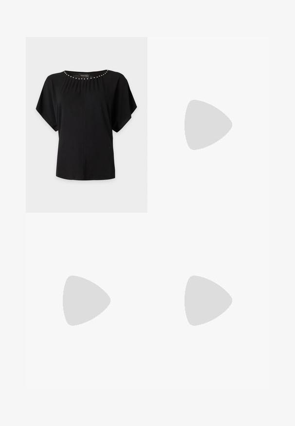 Zwarte korte mouwen blouse met zilveren kralen details langs de ronde halslijn en een losse pasvorm.; Grijze wijde broek met een platte tailleband, plooien aan de voorkant en een zachte textuur, ontworpen voor comfort en bewegingsvrijheid.; Zwart laklederen slingback-schoen met een puntige neus, verstelbare gesp en een slanke, hoge hak. Voorzien van een open zijkant ontwerp.; Bourgondische handtas van glanzend materiaal, rechthoekige vorm, met twee schouderbanden en subtiele gebogen accenten aan de voorkant.