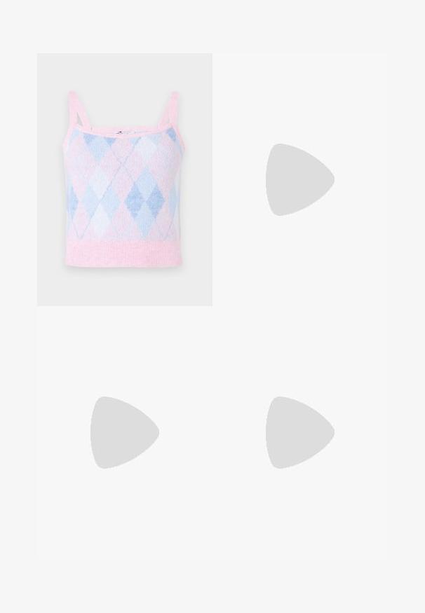 Strikket crop top med pink og lys blå argyle mønster, justerbare stropper og ribbet kant. Fremstillet af blødt, åndbart materiale.; Lys blå denim mini-sundress med fem knapper foran, to påsyede lommer, og en let slidt struktur. Mærket hedder "ONLY."; Sort læder ankelstøvle med spids tå og lav kitten hæl på lys baggrund, der viser yderside.; Brun skuldertaske i nylon med en buet, polstret form, udstyret med lynlås og et lille logodetalje. Tekstureret stof og fremtrædende håndtag.