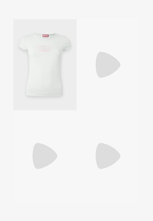 Lichtgroene T-shirt met korte mouwen, gemaakt van zacht katoen; heeft een roze geborduurd ovaal logo op de borst; ronde halslijn.; Lichtblauwe denim jeans met een slim fit, vijfzakkenontwerp en een licht vervaagde textuur. Voorzien van een knoopsluiting en gestikte details.; Zwarte platformsandalen met een hoge naaldhak, voorzien van een glad leren bovenkant, een peep-toe ontwerp en een verstelbare enkelriem met beslag.; Zilveren handtas met een gestructureerd ontwerp, voorzien van twee handvatten, een glanzende textuur, opvallende hardware en een driehoekig logo aan de voorkant.