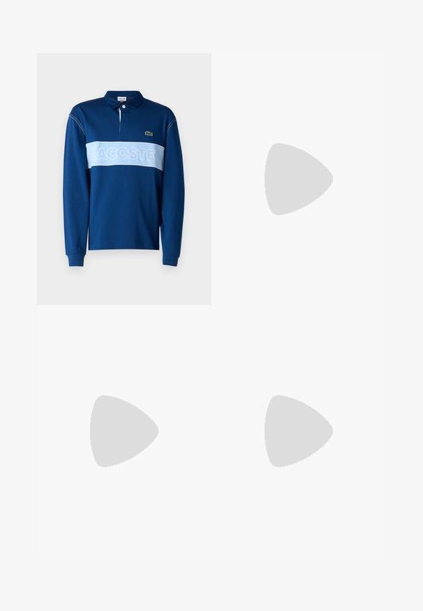 Marineblaues langärmeliges Polohemd mit einem hellblauen horizontalen Streifen, auf dem der Text "LACOSTE" steht, aus weichem Stoff und mit einem Kragen, der drei Knöpfe hat.; Marineblaue Cargo-Shorts aus weichem Stoff, mit einem elastischen Bund, zwei Seitentaschen und einem kleinen Logoakzent auf der linken Tasche.; Weiße Ledersneaker mit perforierter Zehenpartie und einem grünen Krokodil-Logo an der Außenseite. Sie verfügen über eine flache Sohle und ein Schnürdesign.; Marineblaue Lacoste Messenger-Tasche mit verstellbarem Riemen und Logo-Patch auf der Vorderklappe, vor einem schlichten hellen Hintergrund.