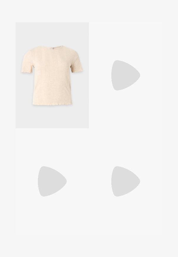 Haut tricoté beige à manches courtes avec col rond et motif côtelé vertical discret, sur fond uni gris clair.; Mini-jupe en denim noir avec rabat asymétrique à l’avant, trois boutons-pression argentés, passants de ceinture et deux poches latérales.; Chaussure plate en cuir noir avec un bout arrondi, ornée d'accents métalliques circulaires en or, argent et bronze. Dispose d'une bride de type Mary Jane.; Sac à épaule en cuir noir avec double anses attachées par des anneaux et rivets dorés, surface lisse et légèrement brillante, design simple.