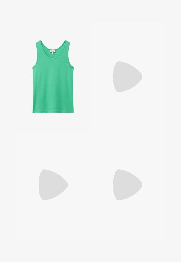 Groen geribd mouwloos tanktopje met een ronde hals en een klein wit label aan de achterkant binnen in de kraag.; Zwarte op maat gemaakte shorts met plooien, voorzien van een slanke zwarte riem met een gouden gesp. Gemaakt van een soepele stof, die een verfijnde uitstraling biedt.; Zwarte rubberen teenslipper met gestructureerd voetbed en een glad Y-vormig bandje op een effen lichte achtergrond.; Zwarte geweven lederen totebag met twee handvaten, gestructureerde vorm en subtiele glanzende afwerking, tegen een eenvoudige lichte achtergrond.