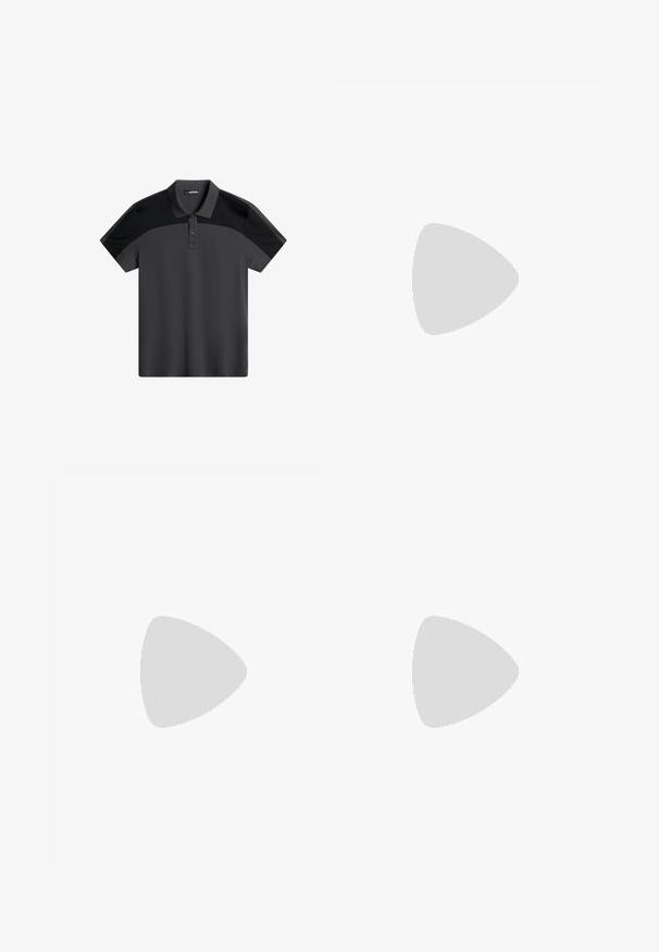 Mørkegrå polo t-shirt med korte ærmer og en to-knaps placket. Har kontrasterende sorte overpaneler og glat, let stof.; Grå bukser lavet af glat stof. Har en skræddersyet pasform med flad front, bæltestropper og knaplukning. Klassisk design.; Hvid sneaker med lavt skaft, gråt foer, perforeret tå, syningsdetaljer på panelerne, hvide snørebånd og sål i gummi mod en ensfarvet baggrund.; Sort vævet stofbælte med rektangulært sølvfarvet metalspænde og sort læderende, krøllet sammen på hvid baggrund.