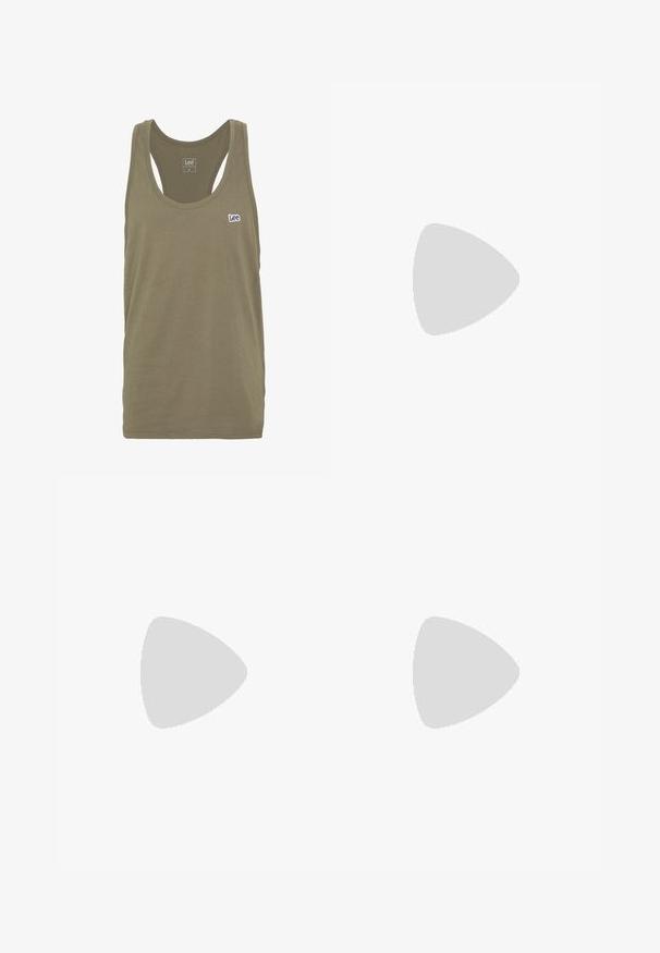 Débardeur vert olive en coton doux. Comprend un col rond, un design dos nageur et un petit logo blanc "Lee" sur la poitrine.; Short chino beige longueur genou avec fermeture par bouton et passants pour ceinture, poches avant, présenté sur un fond clair.; Sneaker Nike Air Max 90 blanche avec une tige en mesh et cuir, une boîte à orteils perforée et une unité air visible au talon.; Lunettes de soleil en écaille de tortue avec des verres dégradés bruns, de forme rectangulaire, avec des montures épaisses et un accent de logo en argent sur le côté.