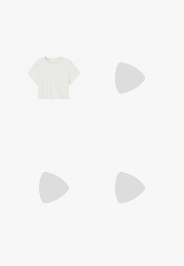 Effen lichtgrijs kort mouw crop top T-shirt met ronde hals, plat gelegd op een witte achtergrond.; Donkerblauwe denim kokerrok met een frontale knoopsluiting, riemlussen en zijzakken, met zichtbare stiknaden en een rechte zoom.; Zwarte suède platte schoen met een puntige neus, versierd met een decoratieve zilveren strik aan de voorkant, en met een lage hak.; Gouden oorbellen ontworpen als watervallen van bladeren, met gedetailleerde bladvormen en een glanzende metalen afwerking. Lichtgewicht met een delicate structuur.