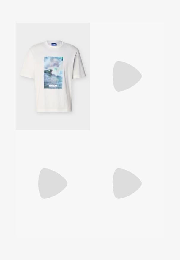 Hvid T-shirt med korte ærmer med blå, grønne og hvide havbølger og teksten "HUGO" centreret på forsiden.; Mørkeblå kordfløjl bukser med glat front, to forlommer og en enkelt knaplukning. Blød tekstur, let taperede ben.; Sort læder slip-on loafer vist på beige tæppe ved siden af et buet borde af ravfarvet glas i et rum med neutrale toner.; Sort nylon pose med struktureret stof, der har en top lynlåslukning og logo detalje. Kompakt design med sideclips. Måler cirka 30 cm.