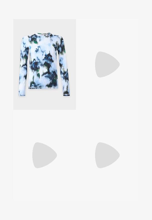 Langärmliges Hemd mit blauem, schwarzem, grünem und weißem abstraktem Aquarellmuster und rundem Ausschnitt vor einfarbigem Hintergrund.; Hellblaue Denim-Jeans mit hoher Taille, geradem Bein und dezentem Verblassen. Verfügt über klassischen Fünf-Taschen-Stil und Metallknopfverschluss.; Schwarzer flacher Damenleder-Schuh mit spitzer Kappe und niedrigem Absatz, von der Seite auf einfarbigem hellgrauem Hintergrund gezeigt.; Rechteckige Tasche mit gelbem und schwarzem Blumenmuster und geflochtenem gelb-pinkem Griff auf weißem Hintergrund.