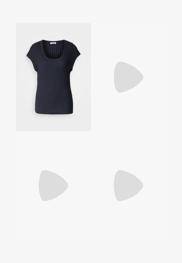 Mørkeblå ribbet T-shirt med scoop neck og korte kapærmer. Lavet af et blødt, strækbart stof, der har en glat tekstur og tætsiddende form.; Bredde ben blå denim jeans med høj talje, der har en knaplukning, fem lommer og diskret falmning på stoffet.; Sort læder ankelstøvle med spids tå, snæver hæl og glat tekstur; har en lynlåslukning i siden.; Sølvmetalløreringe med en børstet tekstur, der har et cirkulært design og en klar post til sikker bæring.