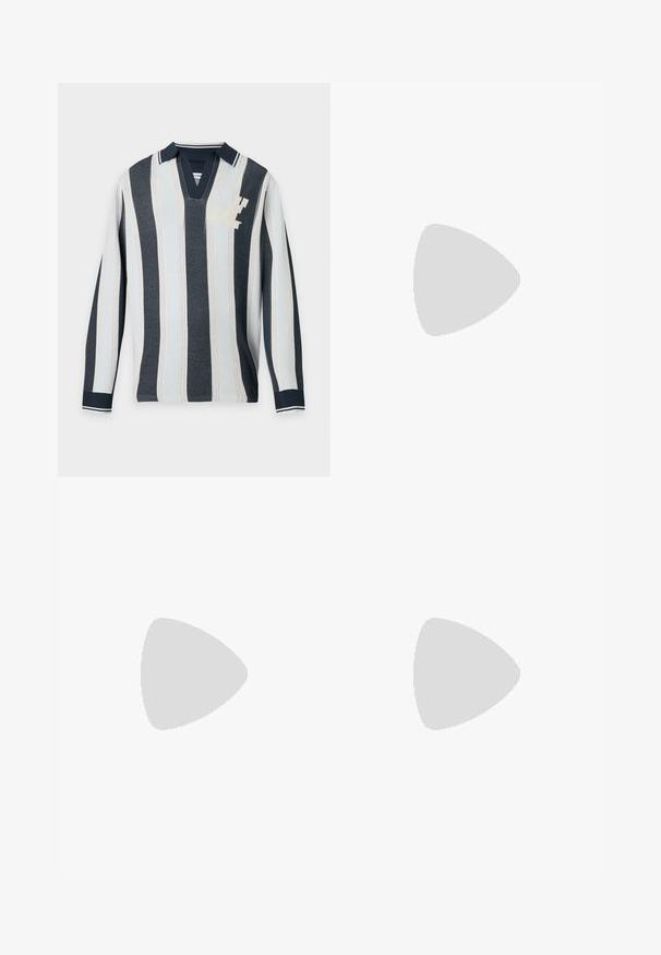 Chemise en maille à manches longues avec des rayures verticales bleu marine et blanches, un col bleu marine et un petit logo blanc sur la poitrine en haut à gauche.; Pantalon droit couleur crème avec poches avant et côtés, fermeture par bouton et passants de ceinture, posé à plat sur un fond blanc.; Mocassin penny en cuir noir avec surface texturée, petit talon et une lanière sur le dessus, présenté de profil sur un fond uni.; Ceinture en cuir noir à texture lisse, avec une boucle et un passant en métal argenté, conçue dans une forme classique et étroite.