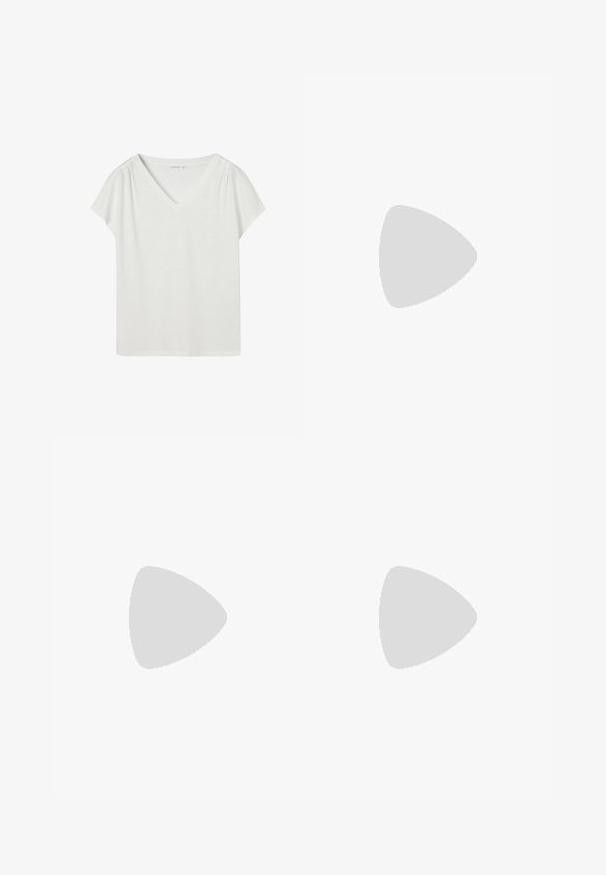 Weiße Kurzarmbluse mit V-Ausschnitt und dezenten gerafften Details an den Schultern, dargestellt vor einem schlichten weißen Hintergrund.; Schwarze Stoffhose mit weißem und roten Blumenmuster, elastischem Bund mit Kordelzug und gerafften Bündchen. Leichtes Material.; Schwarze Leder-Stiefelette mit runder Zehenpartie, seitlichem Schnallen-Detail und niedrigem Blockabsatz. Mit einem Zugtab am Rücken für ein einfaches An- und Ausziehen.; Schwarzer Ledergürtel mit glänzendem Finish, versehen mit einer goldfarbenen Schnalle und einer glatten Textur. Das Design ist klassisch und minimalistisch.