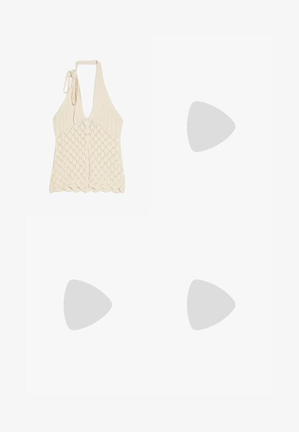 Cremefarvet, strikket haltertop med diamantmønster, ribbet øverste sektion og bølget kant, der bindes om halsen.; Kvinde med kort blond hår iført en cremefarvet off-shoulder sweater, grøn mini-nederdel med bælte, knæhøje grå sokker og brune klipklappere, der poserer.; Sandfarvet suede støvle til midt på læggen med lagdelt frynse-detalje og en kraftig sort skrå hæl.; Brun ruskind crossbody taske med lange frynser og en matchende lille pung, begge med guldfarvet hardware.