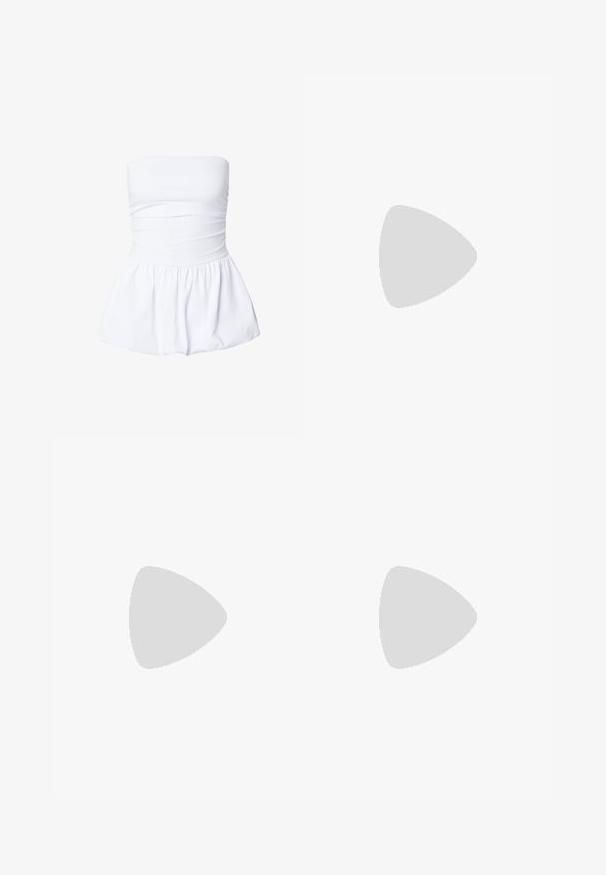 Witte strapless jurk met geplooide lijfje en geplooide rok, ontworpen om strak om de taille te zitten en uit te lopen bij de heupen.; Lichtblauwe katoenen shorts met een relaxte pasvorm, elastische tailleband en verstelbaar trekkoord. Beschikt over een zachte, gestructureerde stof en zijnaad.; Witte rubberen teenslippers met een gestructureerd voetbed en dunne Y-vormige bandjes, zijaanzicht op een witte achtergrond.; Zwarte zonnebril met een slank rechthoekig frame en blauwe lenzen. Heeft een gladde textuur en stevige pootjes. Merklogo aan de zijkant.