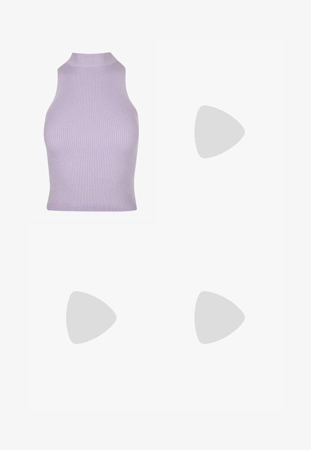Top sin mangas de canalé lila con cuello alto, que presenta una tela texturizada y una silueta ajustada.; Pantalones de pierna ancha en azul claro, confeccionados en una tela suave; cuentan con un frente plano con pliegues para dar estructura y sin cierres visibles.; Bailarinas de color rosa claro con punta redonda, textura de ante suave y una correa decorativa con una pequeña hebilla dorada. Suela plana negra.; Bolso azul claro con cierre dorado, texto rosa "Amour" y parches decorativos de corazones, labios, Torre Eiffel, cóctel, cámara y lápiz labial.