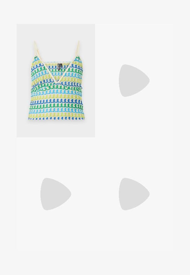 Tirantes colorido con patrones de olas multicolores en azul, verde y crema. Presenta tirantes finos y un diseño de escote en V. Textura suave.; Minifalda de tejido con rayas horizontales en azul, verde y amarillo. El diseño tiene una apariencia texturizada y tejida con un efecto en capas.; Las sandalias de tacón blanco presentan una punta cuadrada, tiras finas y un tacón grueso. La suela es lisa con una ligera textura sobre un fondo sencillo.; Bolso tote beige de crochet con un patrón floral abierto, que presenta flores grandes y pequeñas y una sola asa en forma de lazo.
