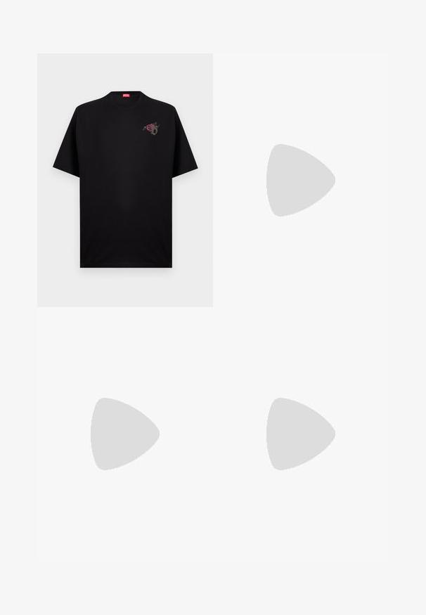 T-shirt Diesel noir à manches courtes avec petit motif floral et lettre D sur la poitrine gauche et étiquette Diesel rouge à l'intérieur du col.; Jean bleu délavé à jambe droite avec des détails usés et des poches avant, fermeture par bouton et fermeture éclair, présenté sur un fond uni.; Baskets Diesel noires et grises avec semelle épaisse, système de laçage à bascule et design texturé sur fond gris clair uni.; Ceinture noire présentant un design texturé avec un logo en relief bien visible. Le matériau semble lisse avec une finition en cuir.