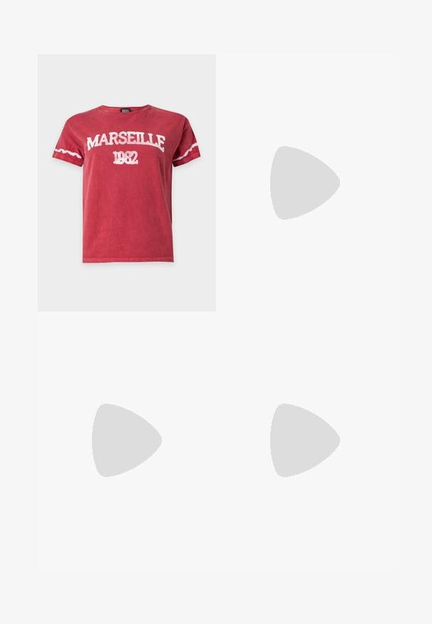 Κόκκινο κοντομάνικο T-shirt με λευκό κείμενο "MARSEILLE 1982" και λευκές ρίγες tie-dye στα μανίκια σε απλή φόντο.; Σκούρα μπλε τζιν με φαρδιά παντελόνια, με μπροστινό κουμπί, φερμουάρ, θηλιές για ζώνη και πεντακάμερα τσέπη, σε απλό φωτεινό φόντο.; Μαύρα δερμάτινα παπούτσια με λουράκι πίσω, μυτερή μύτη, με λεπτό λουράκι και ασημένια αγκράφα στο πλάι. Φλατ σόλα.; Μαύρα οβάλ γυαλιά ηλίου με λεπτούς βραχίονες και κόκκινα φακούς, τοποθετημένα πάνω σε λευκή επιφάνεια.