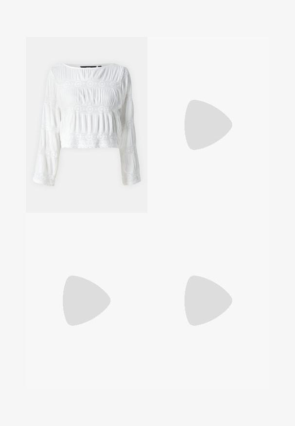 Witte cropped blouse met lange mouwen, voorzien van een geplooide textuur en kantdetails over de borst en mouwen. Zacht, lichtgewicht materiaal.; Witte katoenen shorts met lichtgrijze verticale strepen, voorzien van een knoopsluiting, plooien en zijzakken. Eenvoudig en casual ontwerp.; Zwarte slingback schoenen met gestudden accenten, voorzien van een platte hak, metalen neus, en verstelbare gespbandjes. Decoratieve hardware details aanwezig.; Kleine zwarte glanzende handtas met twee lange hengsels en zijkant trekkoord details op een effen lichte achtergrond.