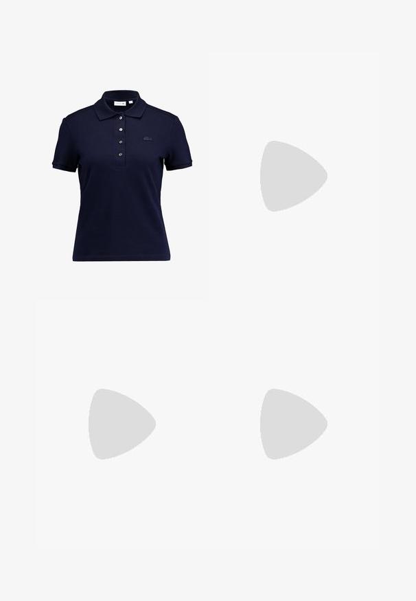 Polo azul marino hecho de algodón texturizado. Presenta un cuello con solapa, tapeta de tres botones y un logo bordado en el pecho.; Vaqueros de mezclilla negra de cintura alta con botón y cremallera delanteros, dos bolsillos delanteros y pierna estrecha sobre fondo blanco.; Zapatilla deportiva azul marino con materiales de ante y malla, que presenta un logo plateado prominente, parte superior texturizada y una media suela blanca.; Pendientes de aro de plata, forma circular, textura lisa y brillante, y ancho constante en toda su extensión. Diseño minimalista sin acentos adicionales.