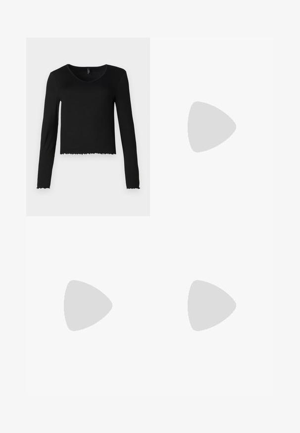 Sort langærmet V-hals top i ribbet tekstur, med et cropped design og en bølget kant uden synlig hardware.; Flared blå jeans lavet af denim, med en mellem vasket farve, fem lommer og en lynlås med knaplukning. Glat tekstur.; Sorte læder flade sko med spids tå, samling detaljer omkring åbningen, og en sølv spænde accent på den justerbare rem.; Lille sort blank håndtaske med to lange håndtag og snøre-detaljer i siden på en ensfarvet lys baggrund.