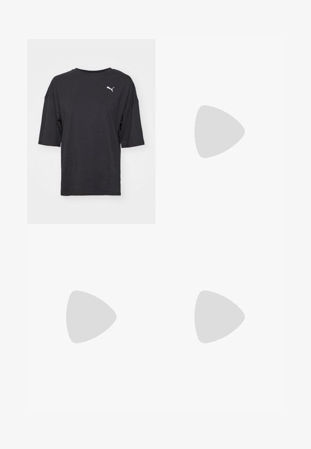 Zwarte oversized t-shirt van katoen, met korte mouwen en een ronde halslijn, voorzien van een wit Puma-logo op de linkerborst.; Zwarte sweatpants van zachte stof, met een geribde tailleband en verjongde enkels. Inclusief een klein logoaccent aan de zijkant.; Paarse suède en mesh sneaker met mintaccenten, vetersluiting en een gestructureerde gumzool. Bevat PUMA-branding aan de zijkant.; Lichtroze Puma tote-tas met zwarte schouderriem, korte handvatten met Puma-logo, voorvak met ritssluiting en zijvakken van mesh.