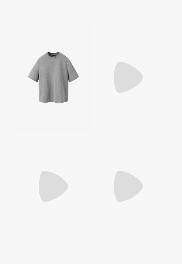 T-shirt gris uni à manches courtes et col rond avec une coupe décontractée, présenté sur un fond blanc.; Pantalon tailleur noir à fines rayures, avec passants pour ceinture, poches latérales et jambes droites et larges.; Mocassin en cuir noir avec détail de boucle dorée posé sur un tapis bleu texturé, avec en arrière-plan une sculpture grise floue.; Lunettes de soleil noires en forme de œil de chat avec des verres foncés, une monture en plastique brillant et des bords angulaires. Marque visible sur la branche gauche.
