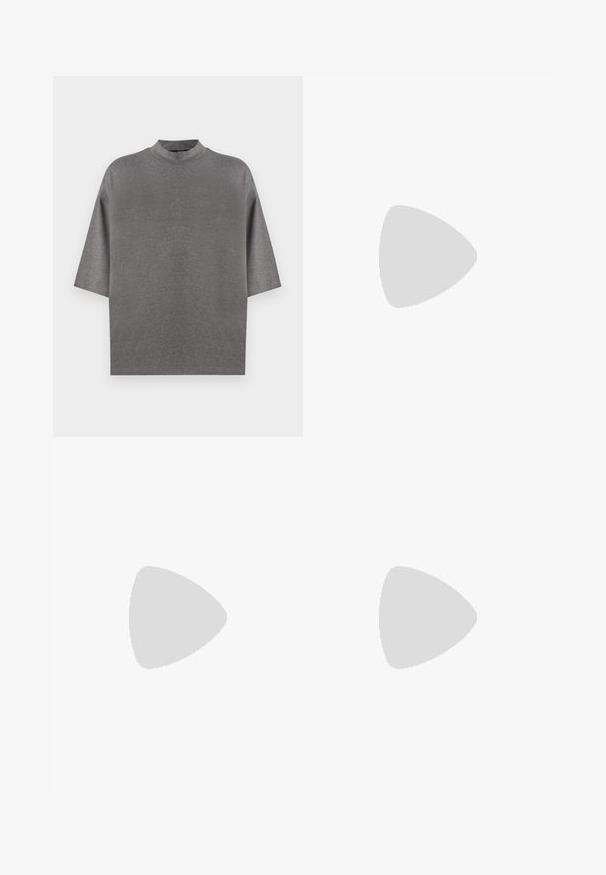 Grå kortærmet top med høj hals. Fremstillet af et blødt, glat stof. Har en løs pasform og sænkede skuldre, uden mønstre eller detaljer.; Lyseblå højtaljede jeans med vide ben, knap- og lynlås-lukning, for- og baglommer samt bæltestropper.; Mørkebrun spids slingback, flad sko svæver over et vævet beige tæppe med et rundt bord i træ og bøger i baggrunden.; Sort læderbælte med en rektangulær sølvmetal spænde. Bæltet har en glat tekstur og en tilspidset ende.