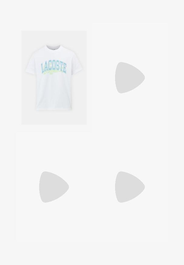 T-shirt en coton blanc avec un graphique textuel "LACOSTE" en bleu et vert sur le devant, accompagné d'un accent crocodile en dessous. Design classique à col rond.; Pantalon noir en tissu lisse, présentant une coupe droite, deux poches avant et une fermeture à glissière avec bouton.; Baskets de sport blanches avec des accents gris, tige en maille et synthétique, design à lacets et semelle en caoutchouc texturée avec motifs de traction.; Lunettes de soleil noires avec des verres rectangulaires, finition mate, épaisses montures et branches fines comprenant un subtil détail de marque.