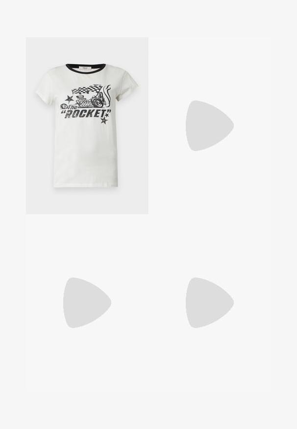 Wit T-shirt met korte mouwen met zwarte bies bij de kraag en zwarte afbeelding van een racemotor, geruite vlaggen, sterren en tekst "The Rocket."; Zwarte broek met brede pijpen en een bruin-roze gestreepte tailleband, trekkoord en witte bloemenborduursel op de rechterheup.; Zwarte suède en leren sneaker met een crèmekleurige zij-swoosh en lichte crèmekleurige hiel. Voorzien van beige veters en een gumrubberen zool.; Kleine handtas met een gebogen vorm met een roze en oranje bloemenpatroon en een enkele schouderriem tegen een effen achtergrond.