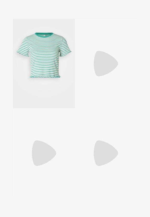 ONLY Petite ONLMETTI BOX - T-shirts print - deep mint/blues; Sort plisseret nederdel lavet af blødt stof, med en høj talje og en udvidet A-form, velegnet til forskellige anledninger.; Svarte lærersneakers med en ribbet gummisål, rund tå og seks snørrehuller. Glat tekstur med en kontrasterende ribbet detalje på bunden.; Hvid taske i faux læder med en struktureret trekantet form, enkelt justerbart skulderstrop og en flaplås med kurver.