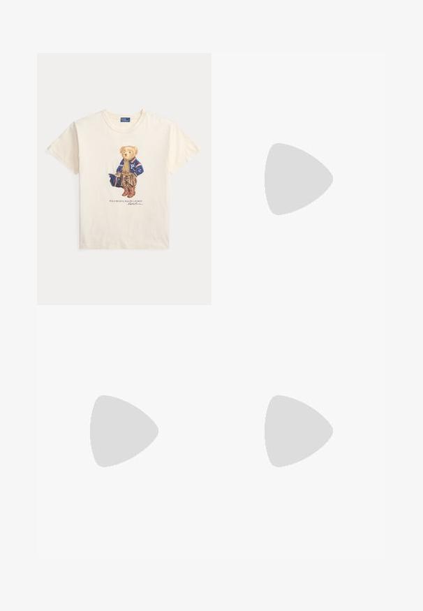 Krémové tričko s krátkym rukávom s medveďom v modrej varsity bunde, hnedých nohaviciach, čižmách, držiacim zodpovedajúcu čiapku a text "Polo Bear by Ralph Lauren".; Svetlomodré rovné rifle s miernym vyblednutím, dizajn s piatimi vreckami a viditeľnou značkou Polo na páse.; Tmavohnedá semišová členková bota so špicatou špičkou a nízkym kitten podpätkom, zobrazená z vnútornej strany na bielom pozadí.; Hnedá semišová kabelka v tvare polmesiaca s tmavohnedými koženými detailmi, zlatými kovaniami a krátkym ramenným popruhom.