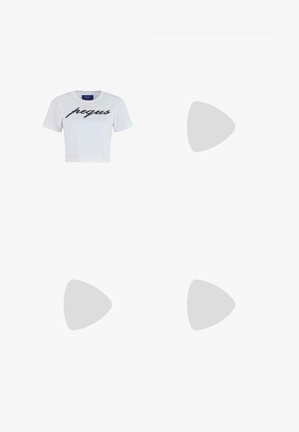 T-shirt blanc court en coton, avec des manches courtes et un logo « pequs » en cursive noire sur le devant. Encolure ronde.; Pantalons beige à jambes larges avec une texture lisse, ornés de sequins argentés métalliques disposés en motif sur le devant et le dos.; Baskets plateforme en denim bleu avec semelle en caoutchouc blanc, dotées d'un logo brodé argenté et d'accents blancs au niveau du talon et des lacets.; Sac à main en cuir noir avec une forme élégante et arrondie, et une finition brillante. Doté de quincaillerie en argent et d'un petit détail de logo à l'avant.