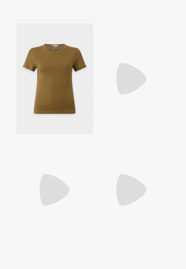 T-shirt uni vert olive à manches courtes et col rond, présenté sur un fond gris, montrant la vue de face avec des détails de coutures visibles.; Pantalon marron taille haute à jambes larges, devant plissé et ceinture assortie avec boucle rectangulaire en écaille.; Chaussure slingback avec une tige en tissu à motifs marron et un bout en cuir noir. Elle présente un petit talon bloc et une sangle à boucle.; Petit sac à main marron foncé texturé avec une courte bandoulière et un fond arrondi sur un fond clair uni.