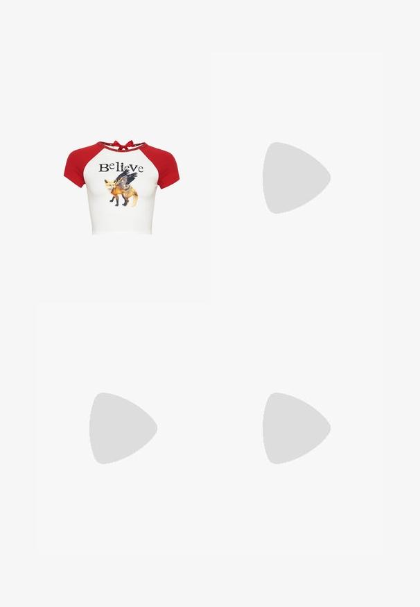 Crop top blanc avec manches raglan rouges, texte « Believe » et un graphisme d’un renard avec des ailes de papillon dans le dos.; Jean en denim bleu foncé avec une taille haute, jambes larges et droites, fermeture à boutons et fermeture éclair à l'avant, et design à cinq poches.; Baskets blanches avec une semelle épaisse, tige en cuir texturé et chaîne en métal décorative avec des breloques. Dispose d'un système de laçage et d'un col rembourré.; Sac à main synthétique noir avec une forme courbée, une bandoulière réglable et des boucles décoratives en métal. Présente une texture lisse et brillante.