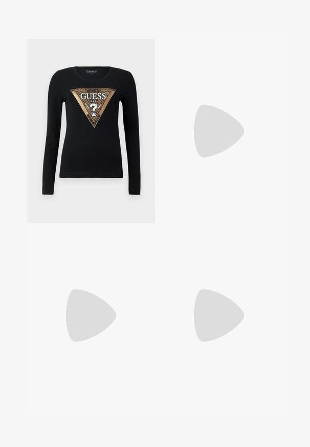 Zwarte langmouwen shirt met een gouden en luipaardprint driehoek waarin het woord "GUESS" en een vraagteken in het midden zijn weergegeven.; Zwarte flared jeans gemaakt van een gladde stof. Bevat vijf zakken, een aansluitende taille en een brede beenopening aan de onderkant.; ALOHAS JOELLE ONIX - Klassieke pumps - black; Beige nep leren handtas met een gouden kettingriem en logo op een plaatje. Beschikt over een flap en een gladde textuur met een minimalistisch ontwerp.