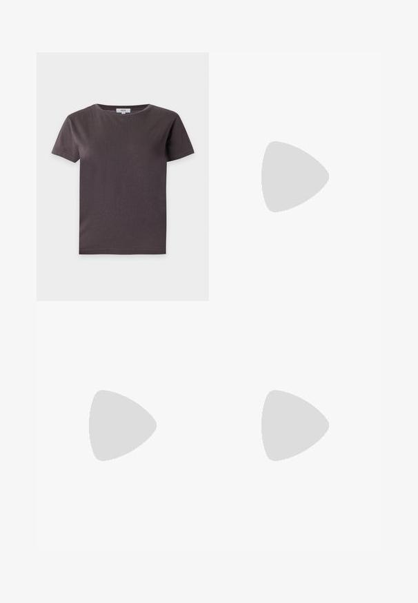 T-shirt uni gris foncé à manches courtes et col rond avec une étiquette intérieure visible sur fond blanc.; Jean en denim bleu foncé avec une coupe droite, doté d'une taille classique, de cinq poches et de détails de couture subtils sur les coutures.; Ballerines en cuir noir avec un bout rond, texture lisse, détails de couture minimalistes et design de semelle flexible.; Sac d'épaule en cuir marron foncé en forme de croissant avec une lanière courbée et des coutures visibles sur fond uni.